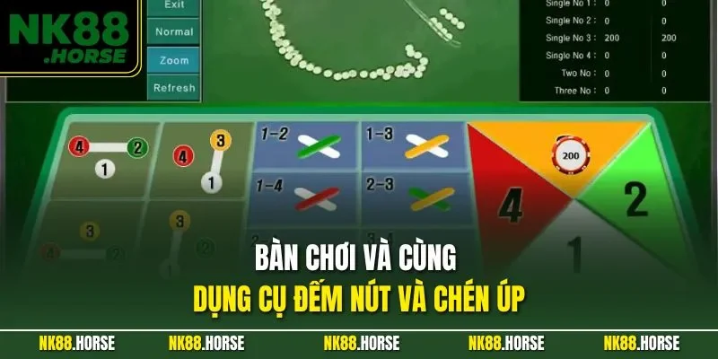 Bàn chơi và cùng dụng cụ đếm nút và chén úp